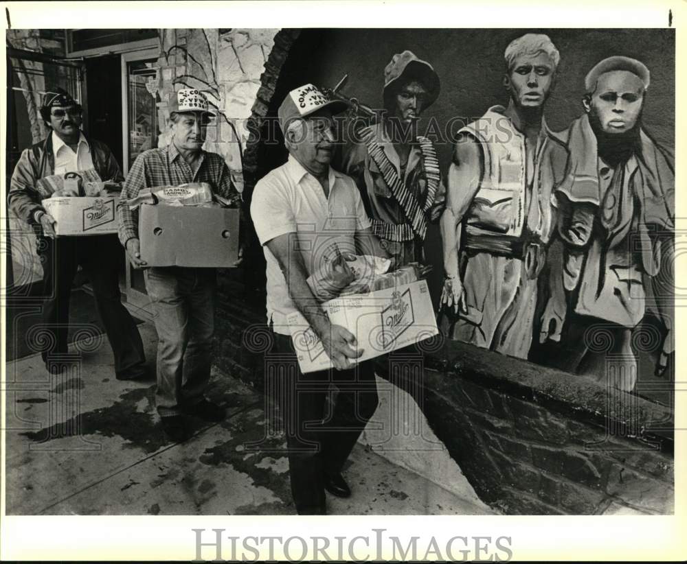 1986 Press Photo VFW Post 8936 delivering food baskets to needy families, Texas- Historic Images