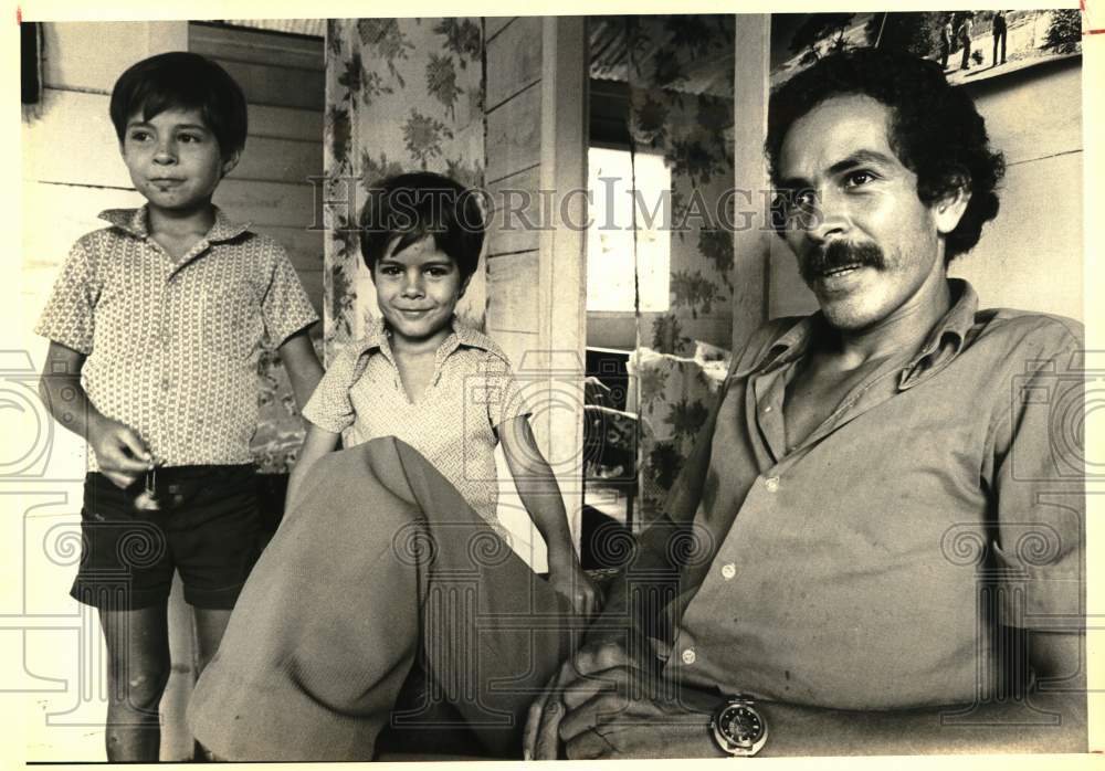 1979 Press Photo Marco Tullio Corrales with his sons Marcos &amp; Henry, Costa Rica- Historic Images