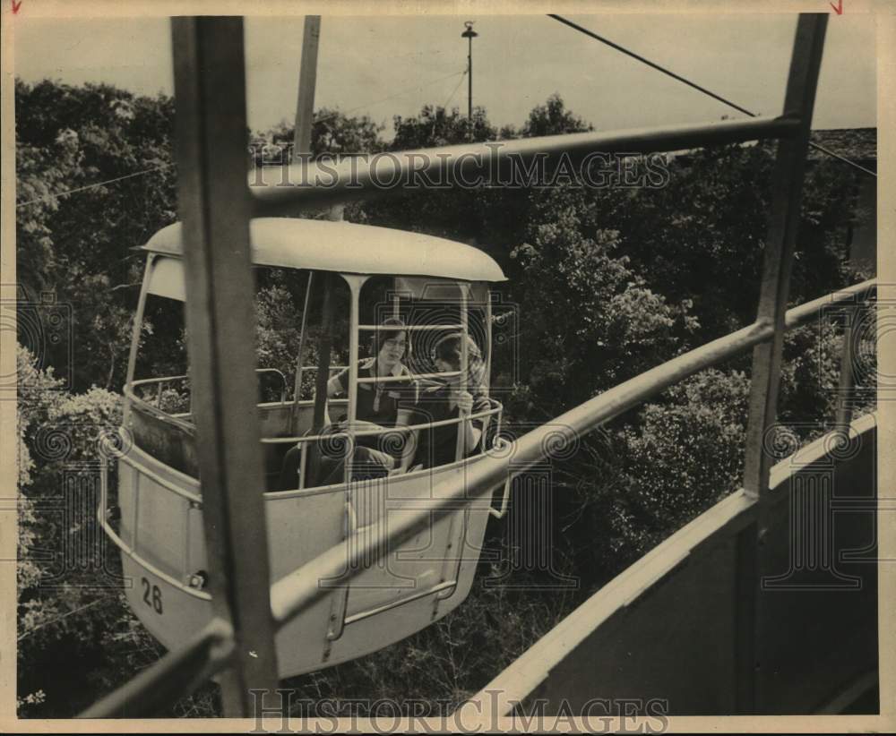 1978 Press Photo Women Ride Brackenridge Park&#39;s Sky Ride On A Nice Autumn Day- Historic Images