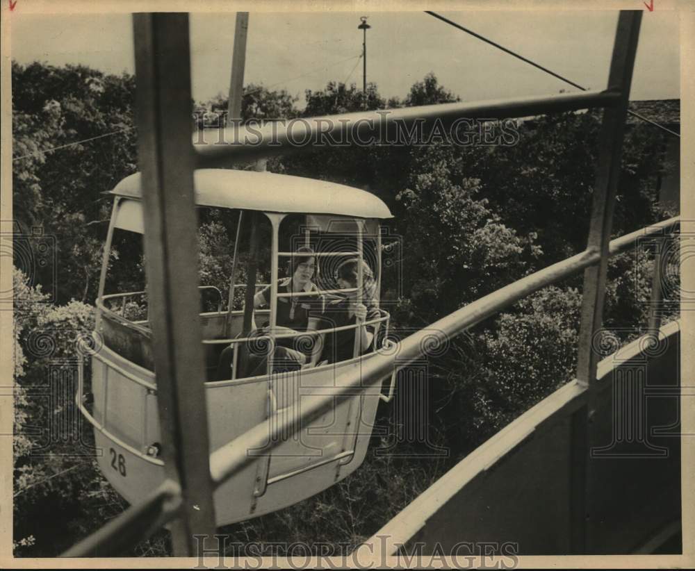 1978 Press Photo Women Ride Brackenridge Park's Sky Ride On A Nice Autumn Day- Historic Images