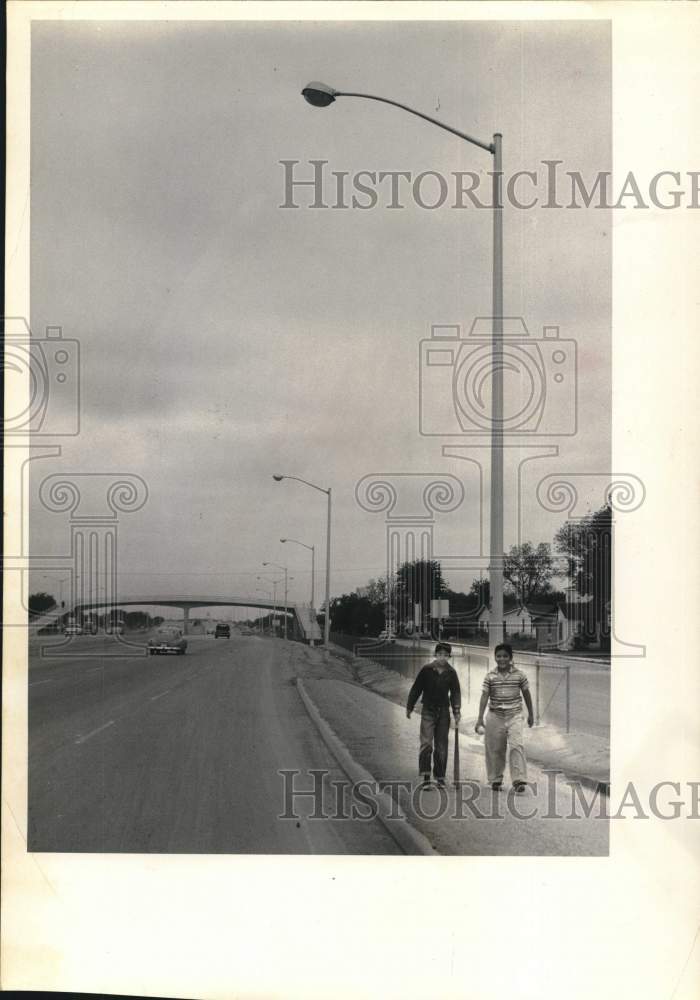 1959 Press Photo Reynaldo Coniceros & Roy Rodriguez walking along Expressway- Historic Images