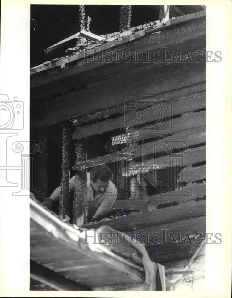 1989 Press Photo Arson investigator Alfred Cantu, 1320 South St. Mary's Street- Historic Images