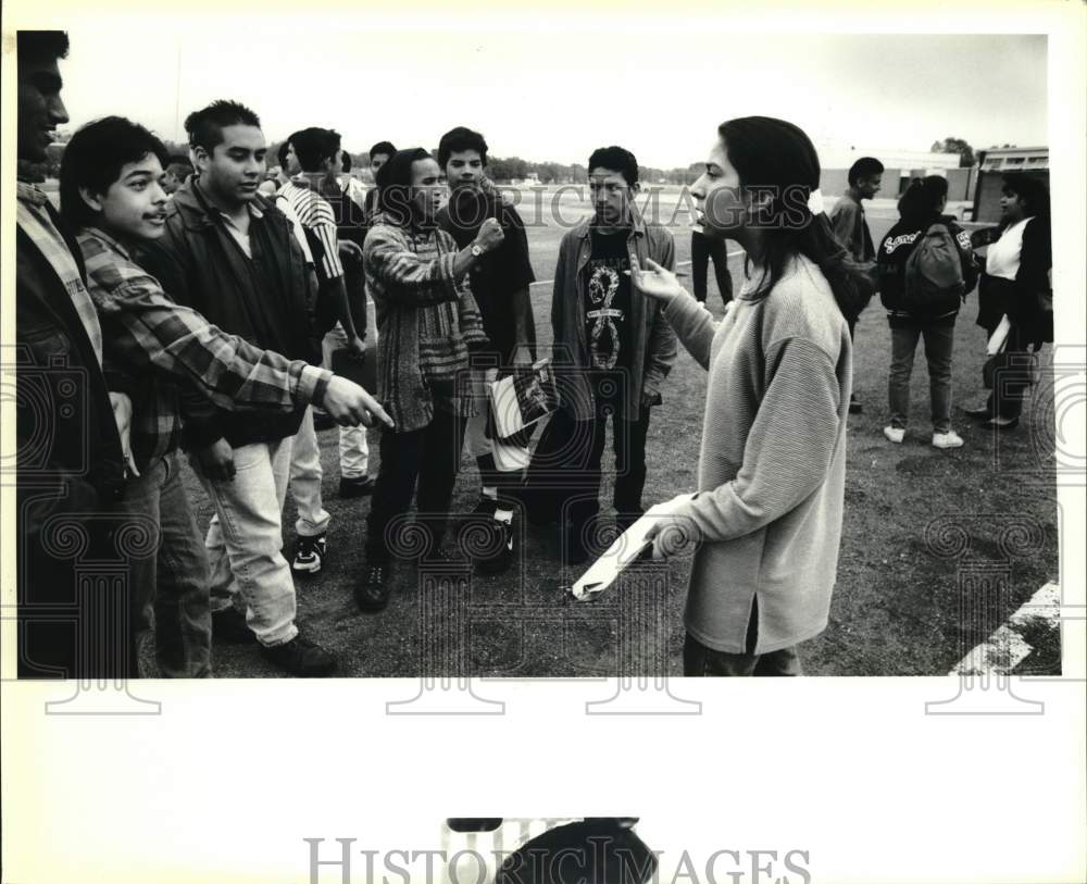 1993 Press Photo Crecia Villarreal tries to get petition signatures at Edison HS- Historic Images