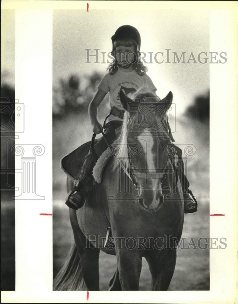 1986 Press Photo Leslie Nanny riding at Circle &quot;T&quot; Riding Center Benefit, Texas- Historic Images