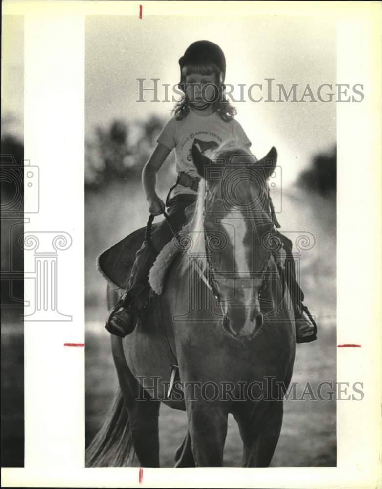 1986 Press Photo Leslie Nanny riding at Circle "T" Riding Center Benefit, Texas- Historic Images