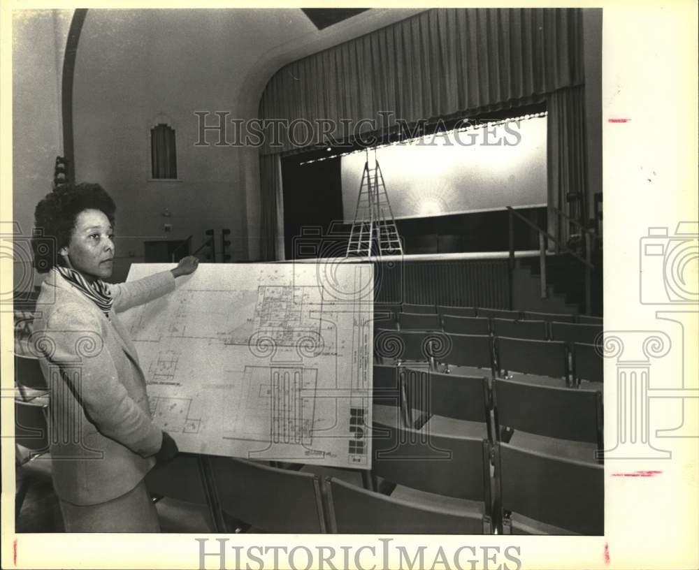 Press Photo Carver program coordinator Jo Long with renovation plans, Texas- Historic Images