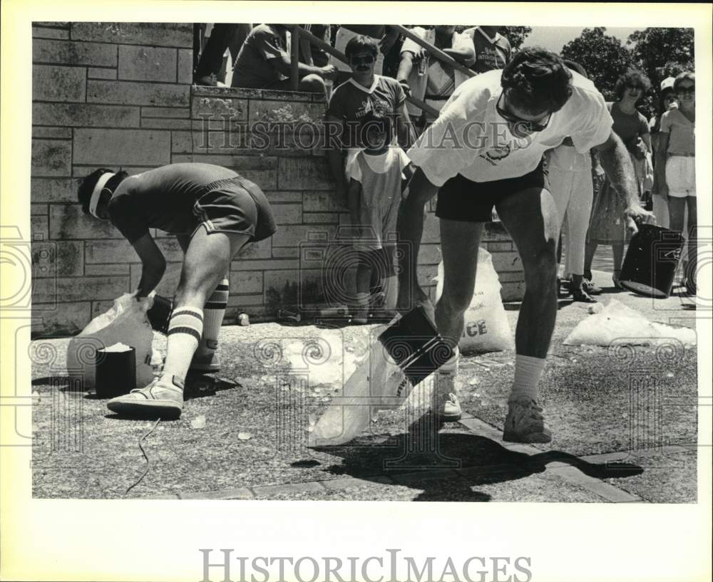 1985 Press Photo Rudy Trevino &amp; Dave White in Bellman&#39;s Olympics, Texas- Historic Images