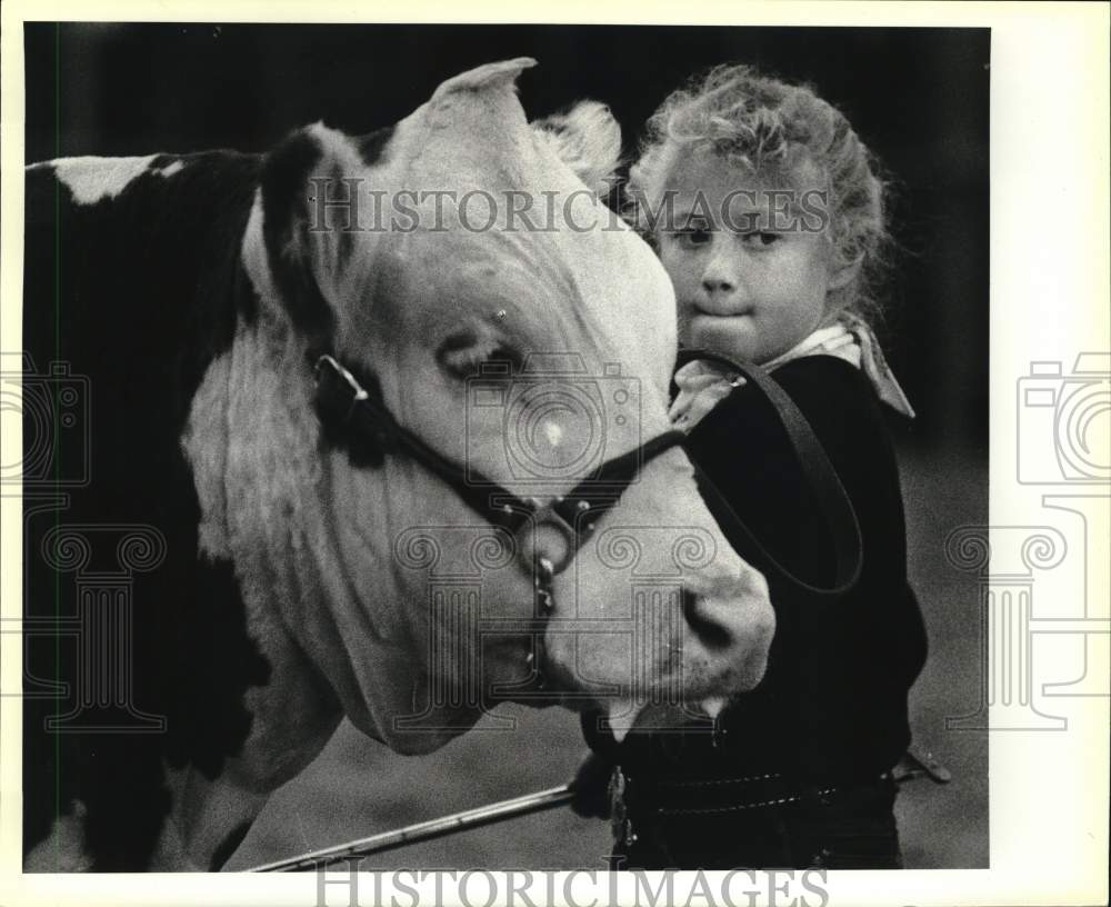 1989 Press Photo Charlotte Burrier &amp; cow at the Bexar County Jr. Livestock Show- Historic Images