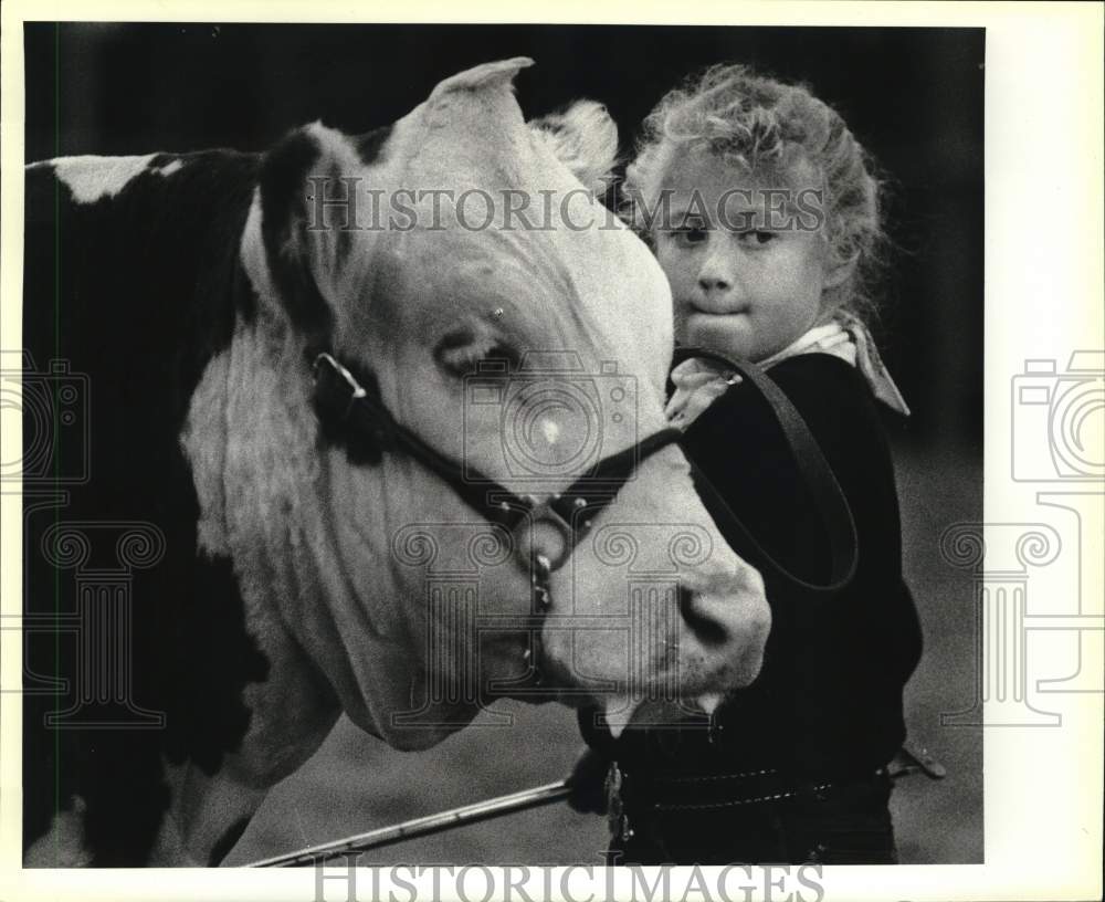 1989 Press Photo Charlotte Burrier & cow at the Bexar County Jr. Livestock Show- Historic Images