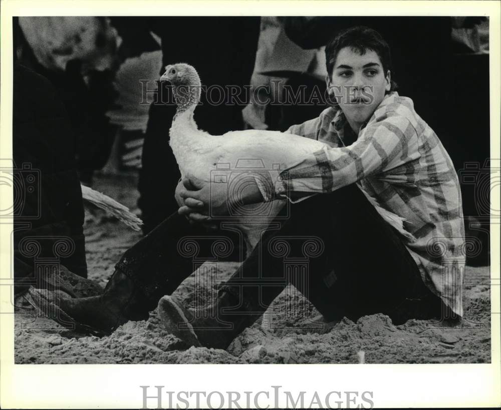 1989 Press Photo James Burkholder &amp; turkey at Bexar County Jr. Livestock Show- Historic Images