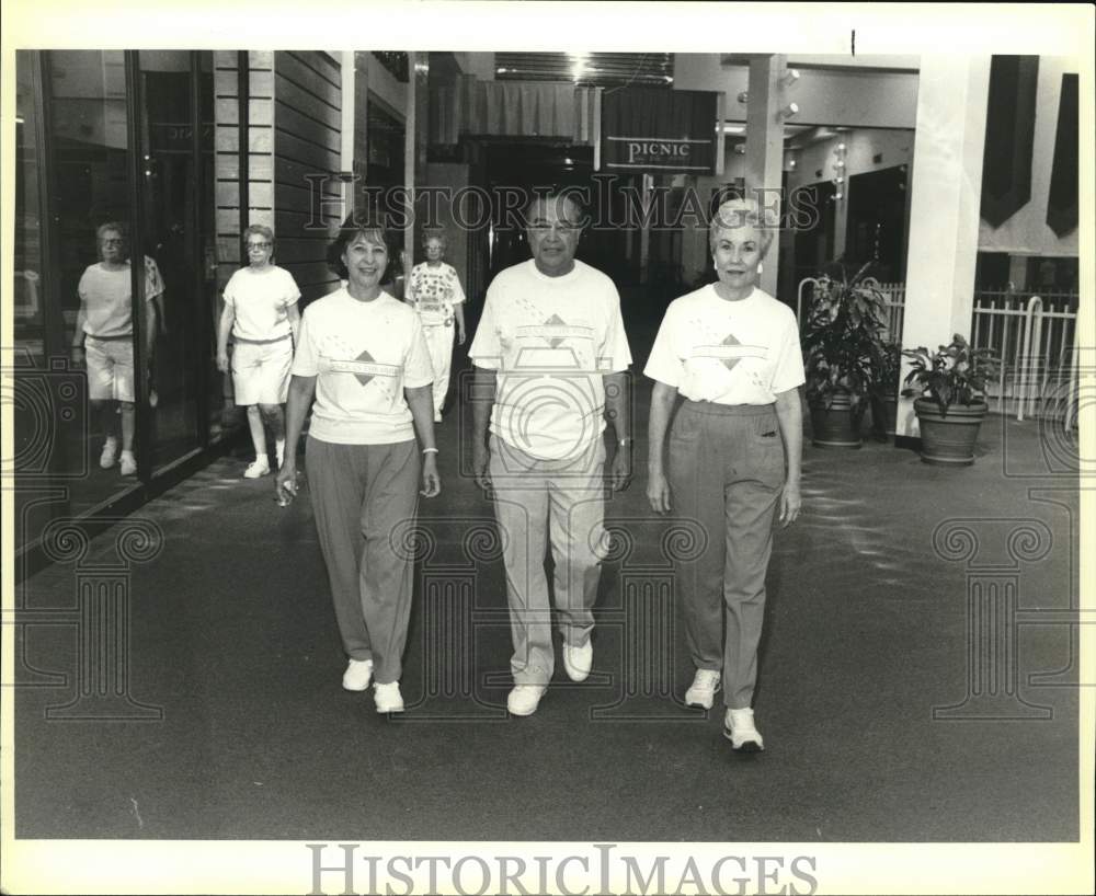 1990 Press Photo Emma &amp; Oscar Monsibais with Jackie Eaton walking at mall, TX- Historic Images