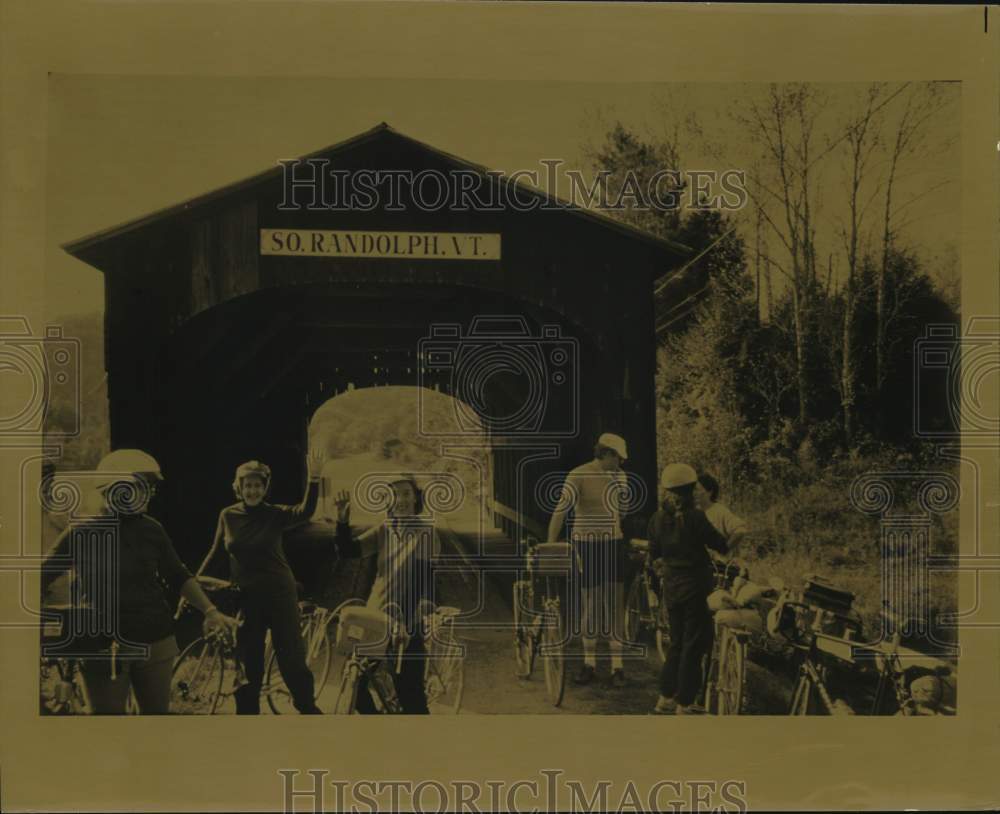 Press Photo Group of bicyclists on a bike tour - saa65900- Historic Images