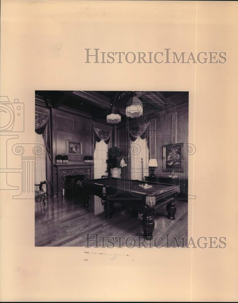 Press Photo Pool table in tastefully decorated home - saa66404- Historic Images