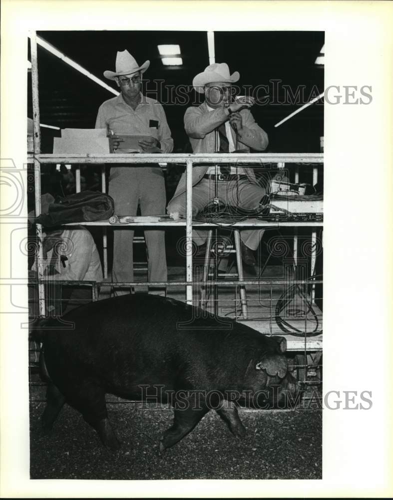 1985 Press Photo Auctioneer Jack Dillard at San Antonio Stock Show and Rodeo, TX- Historic Images