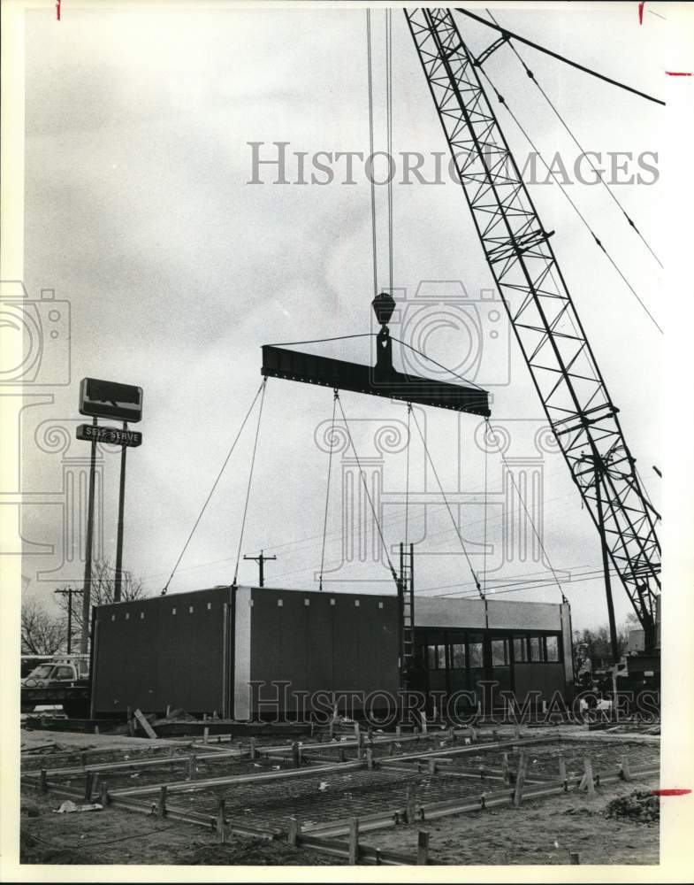 1985 Press Photo Crane Assembles Modular Exxon Service Station, San Antonio- Historic Images