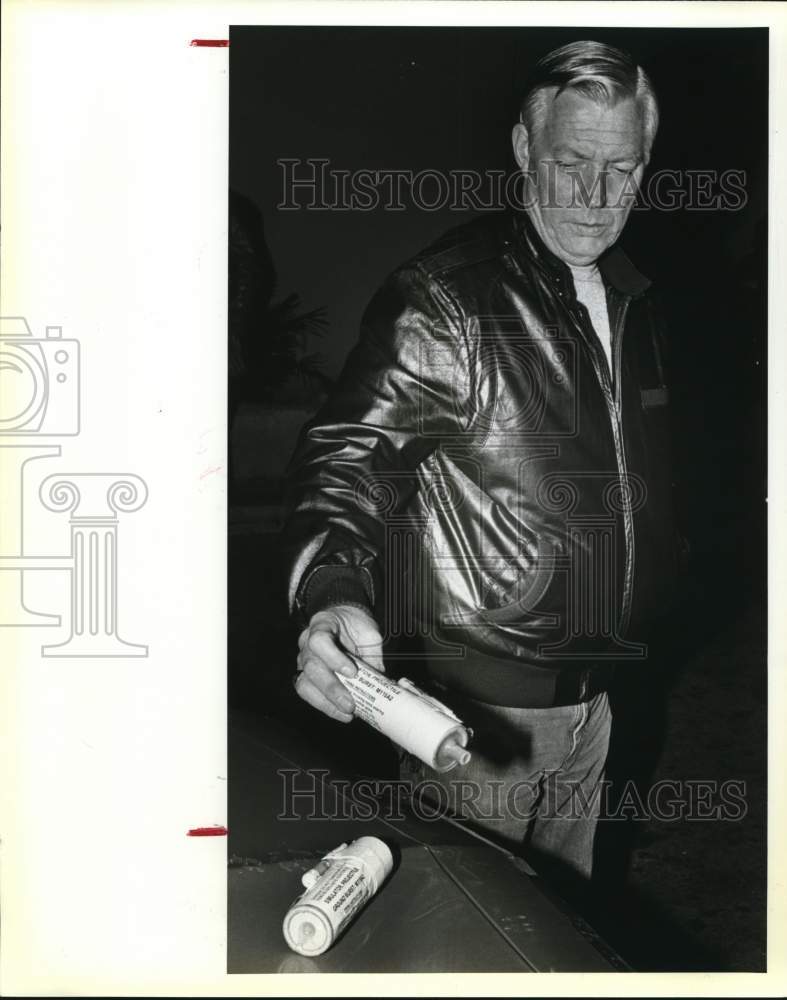 1984 Press Photo Bomb Squad Detective Bob Ellis Shows Explosives Found Locally- Historic Images