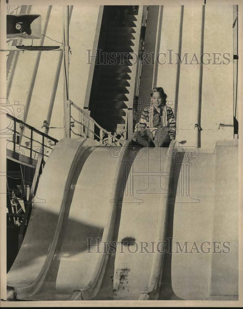 1978 Press Photo Annette Cobb going down giant sled at Stock Show and Rodeo, TX- Historic Images