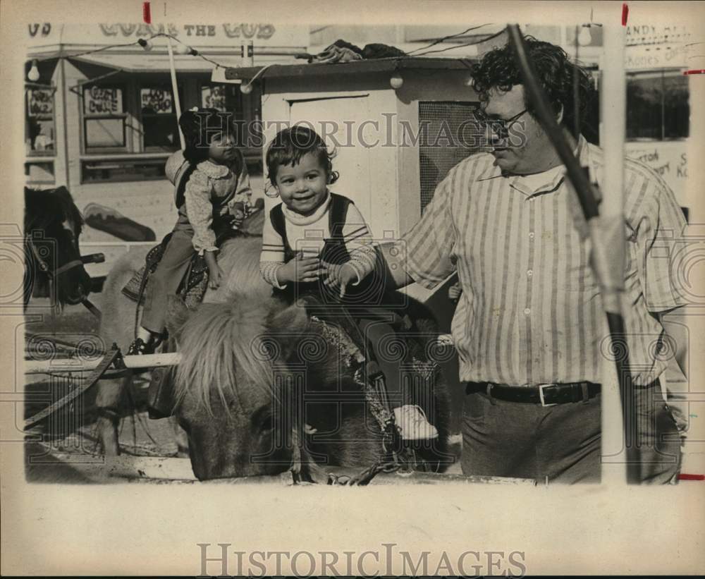 1979 Press Photo Dad Helps Child Ride Pony At San Antonio Stock Show &amp; Rodeo- Historic Images