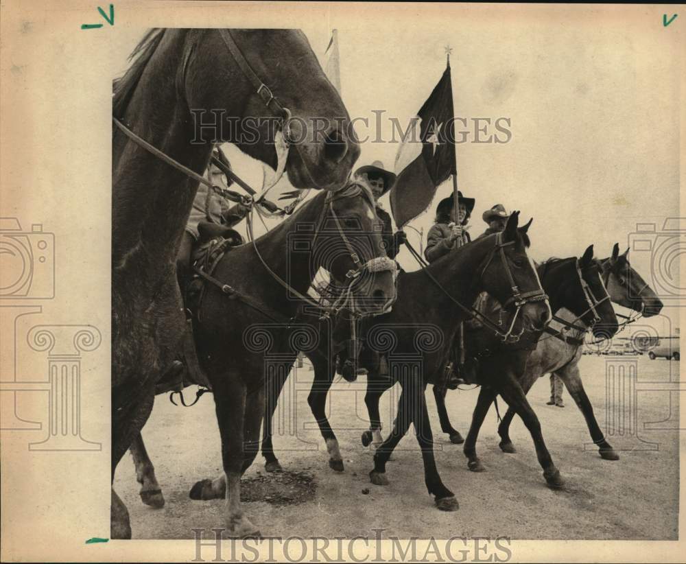 1982 Press Photo Trail Riders arriving at Coliseum for Stock Show &amp; Rodeo, Texas- Historic Images