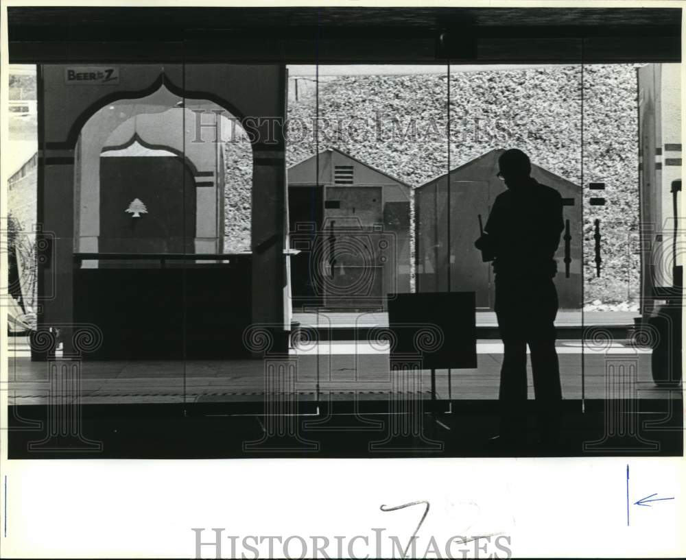 1986 Press Photo Guard at Institute during Folklife Festival preparations, Texas- Historic Images