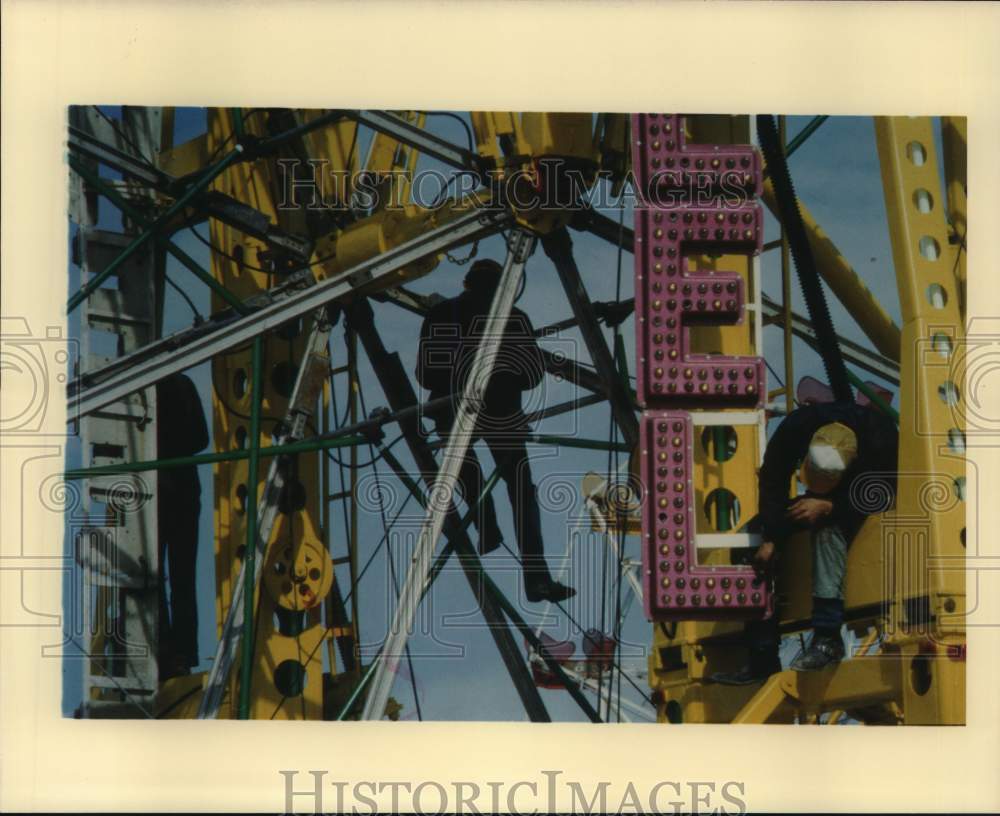 1988 Press Photo San Antonio Stock Show &amp; Rodeo Carnival ride being prepared- Historic Images