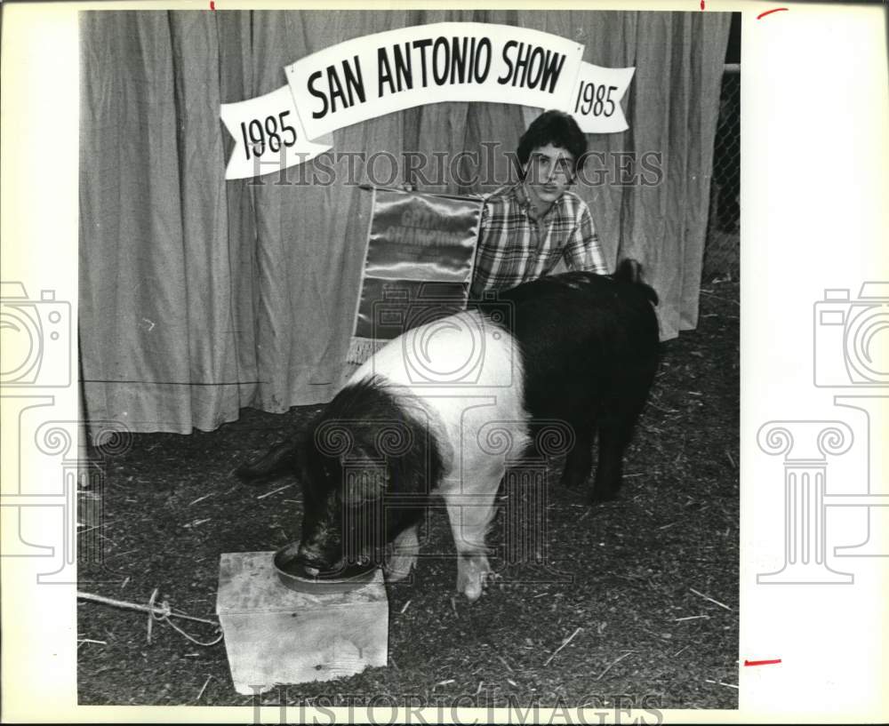 1985 Press Photo Chad Wootan &amp; champion hog at San Antonio Stock Show &amp; Rodeo- Historic Images