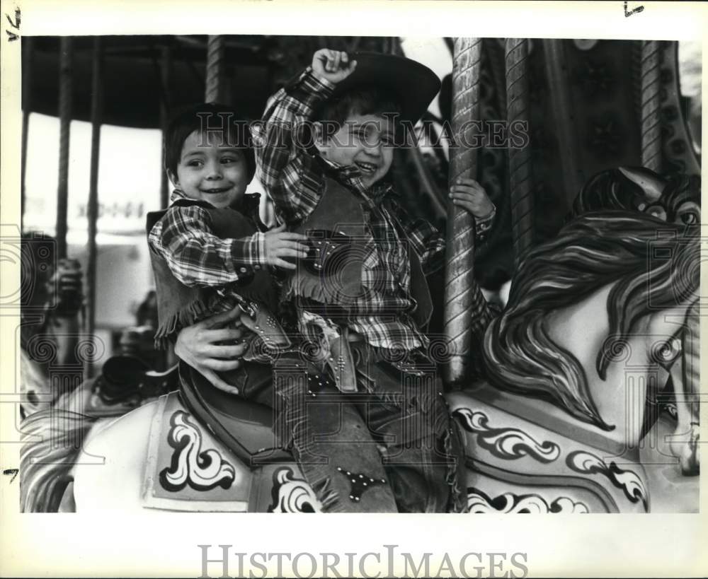 1985 Press Photo Larry & Leroy Narvaez at the San Antonio Stock Show & Rodeo- Historic Images