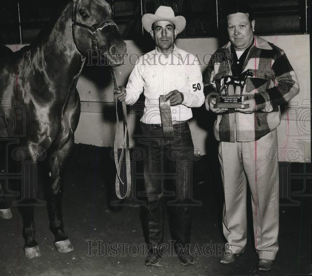 1956 Press Photo Prize winner horse with owner Brian Hamberto & other, Texas- Historic Images