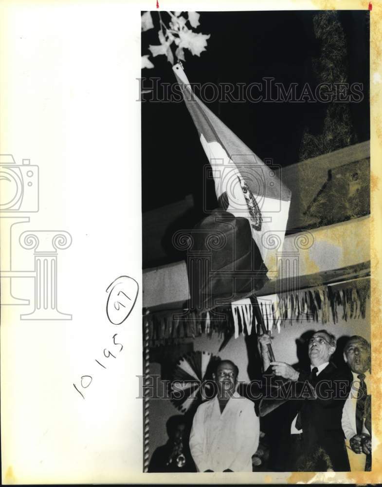 1983 Press Photo Ruben Munguia waving Mexican Flag at El Grito ceremonies, TX- Historic Images