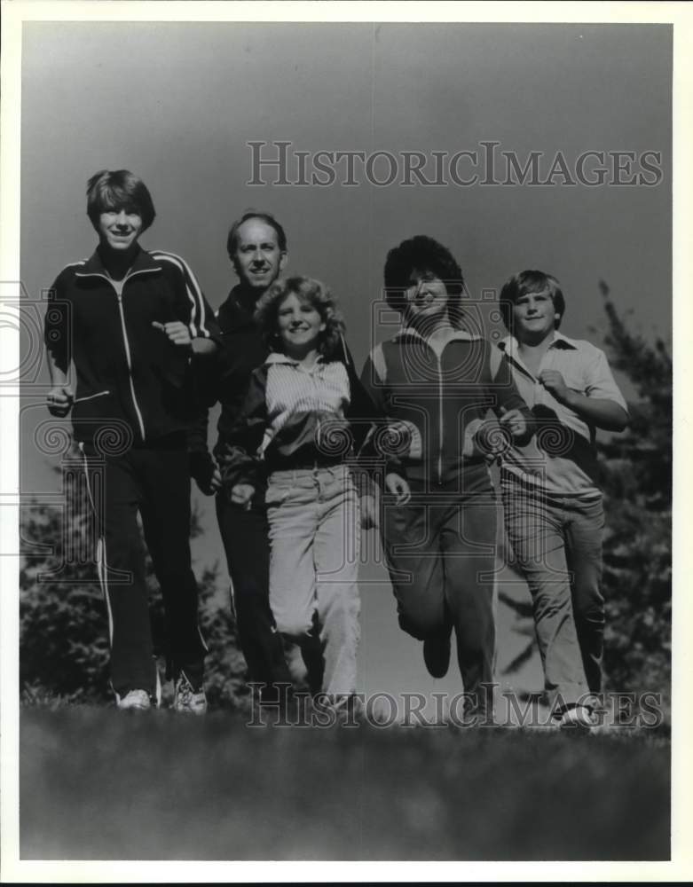 1990 Press Photo A family jogging for exercise - saa67828- Historic Images