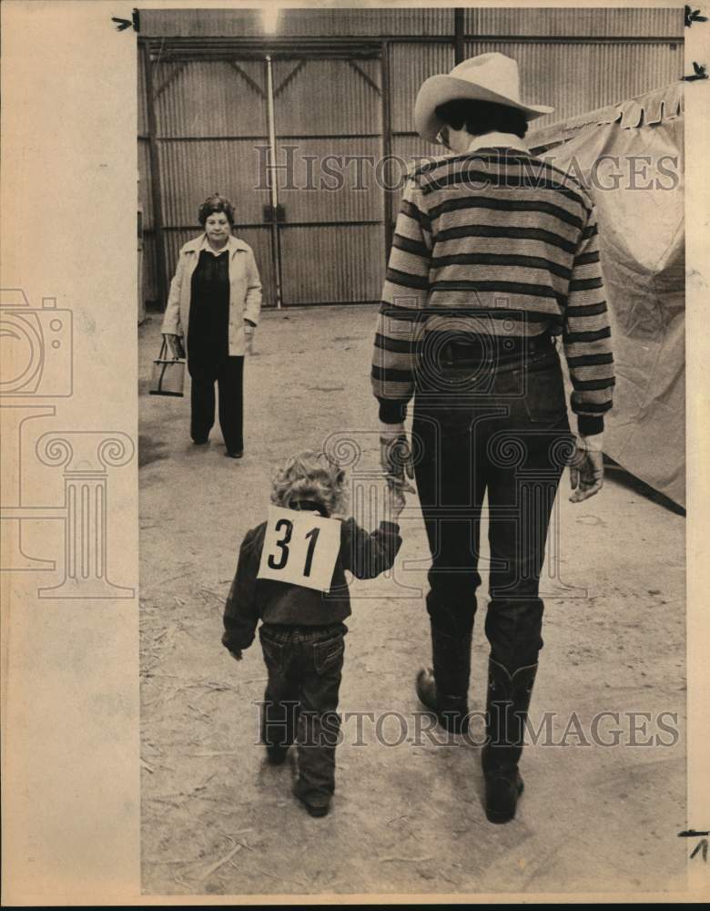 1982 Press Photo Nancy and Quincy Cahill in horse barn at San Antonio Stock Show- Historic Images