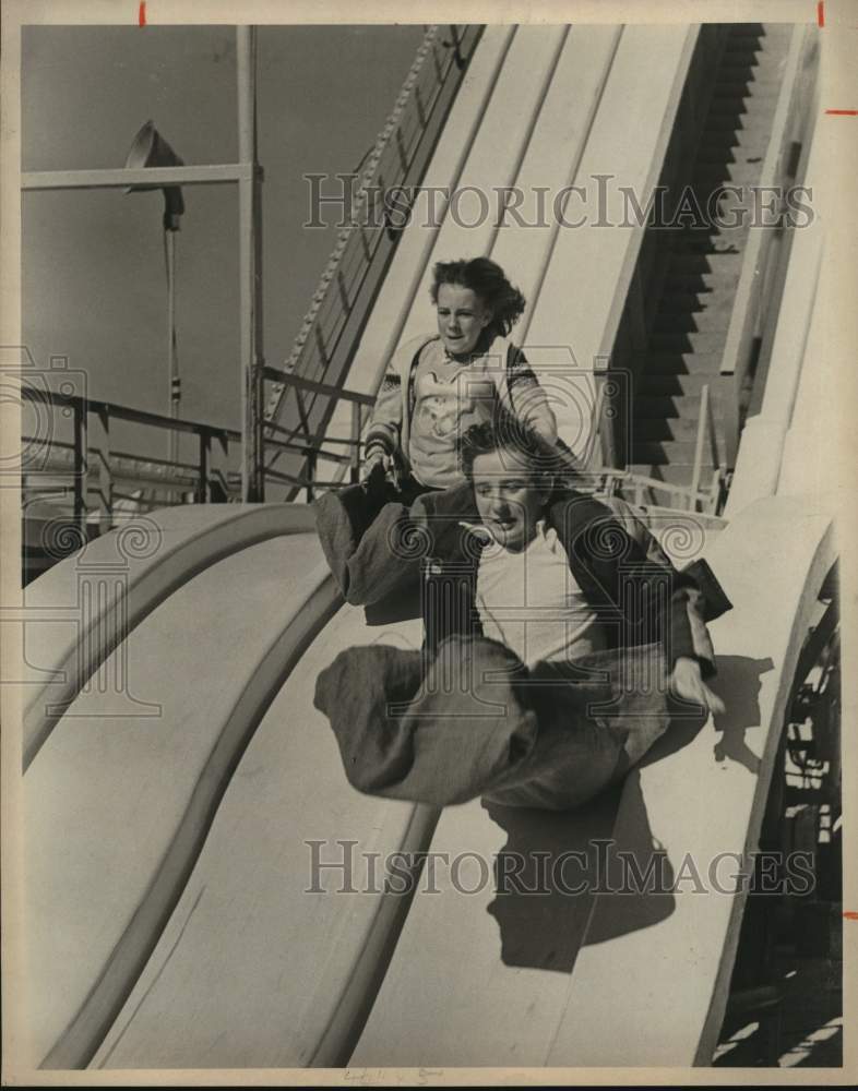 1979 Press Photo Martin & Mendie Bohanan on giant slide at Stock Show, Texas- Historic Images