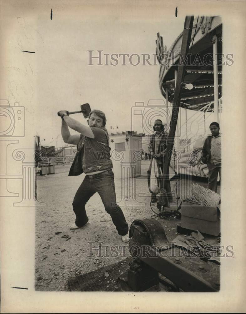 1978 Press Photo Ray Puchalski tries to ring the bell at Stock Show carnival, TX- Historic Images