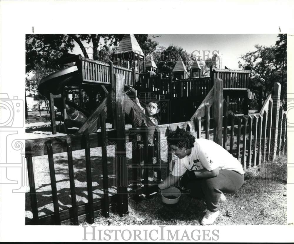 1992 Press Photo Elizabeth Trevino &amp; son work on fence at Hemisfair Park, Texas- Historic Images