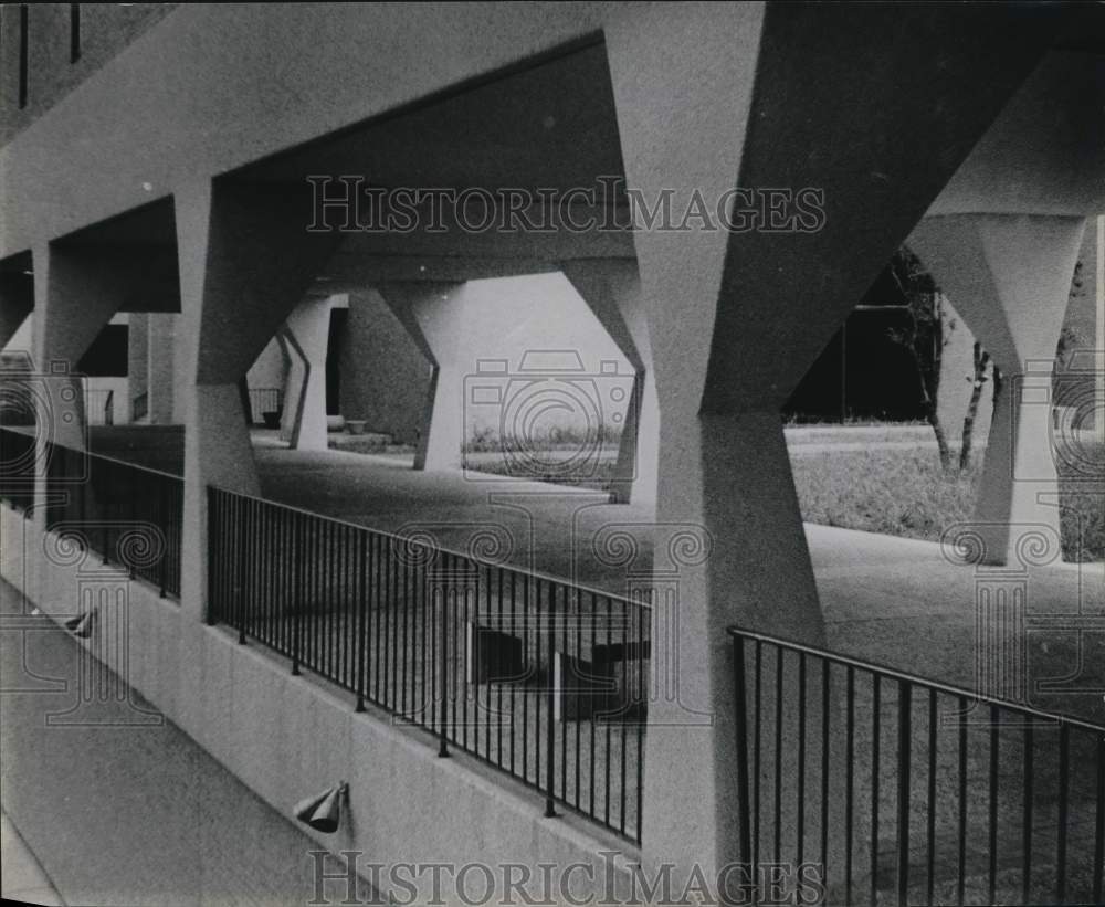 Press Photo Covered Walkway At San Antonio Medical School - saa68479- Historic Images