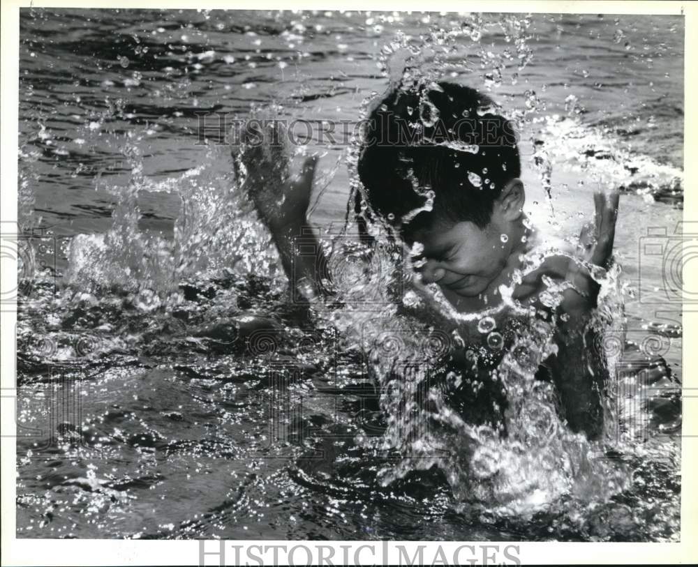 1994 Press Photo Jesse Maciel plashing in the S.A. River below Espada Dam, TX- Historic Images