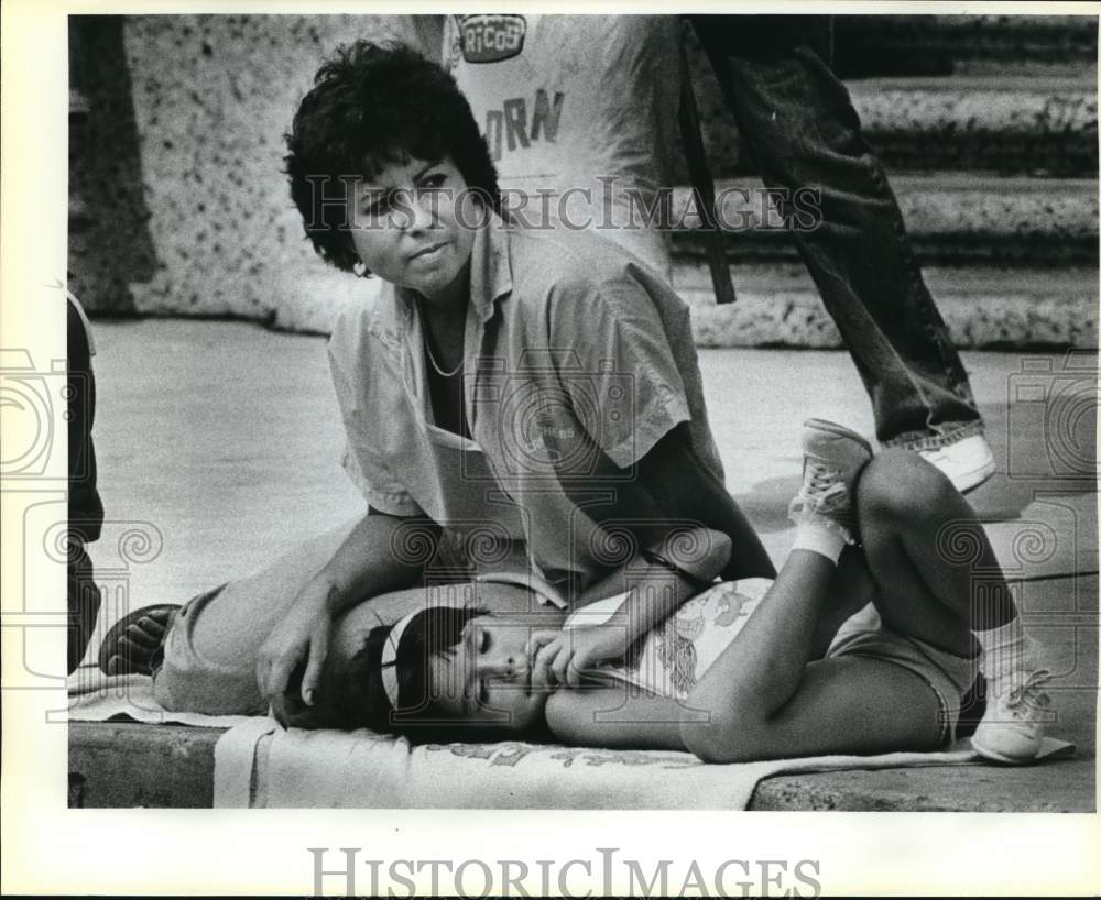 1985 Press Photo Marta Esquivel and daughter Maruvy at Diez y Seis Parade, TX- Historic Images