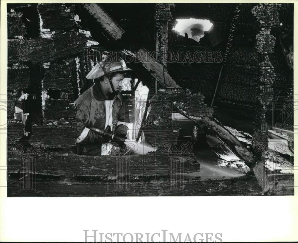 1988 Press Photo Firefighter dousing a garage fire, 425 Bryn Mawr - saa68986- Historic Images