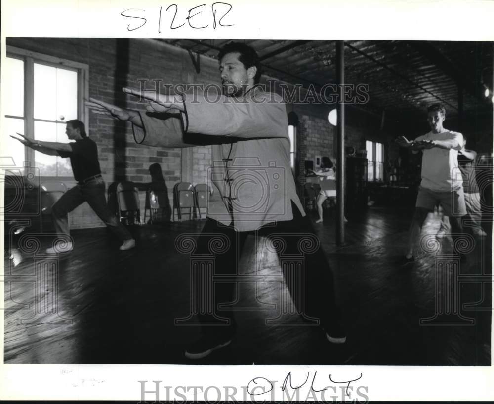 1994 Press Photo Horacio Lopez Leads Tai Chi Class At Blue Star Art Space- Historic Images