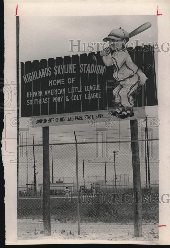 1967 Press Photo Highlands Skyline Stadium billboard- Historic Images