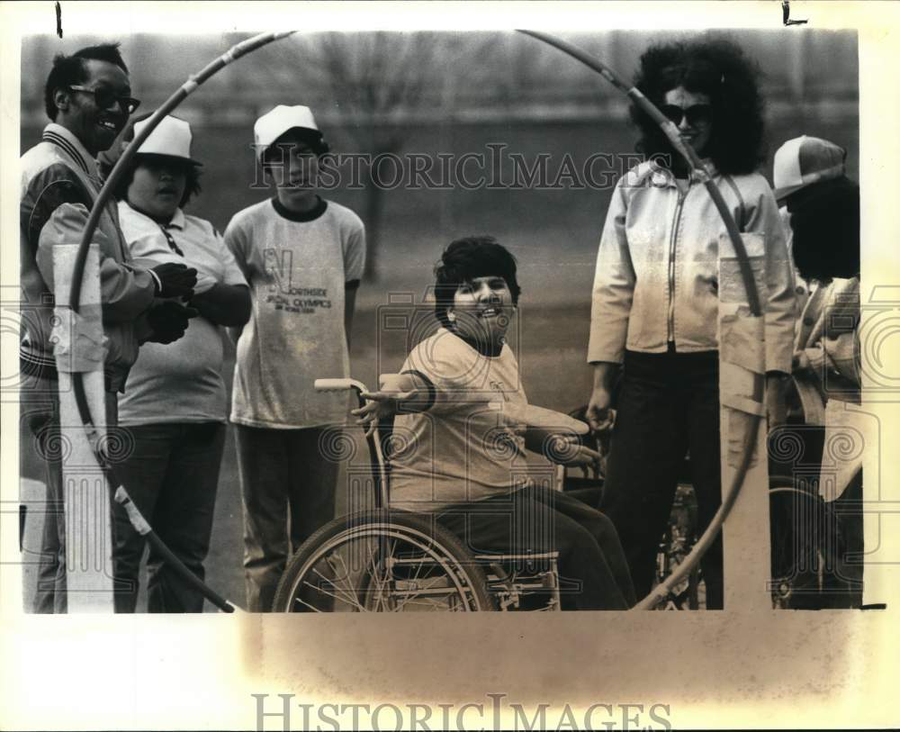 1982 Press Photo Wheelchair participant and others at Special Olympics, Texas- Historic Images