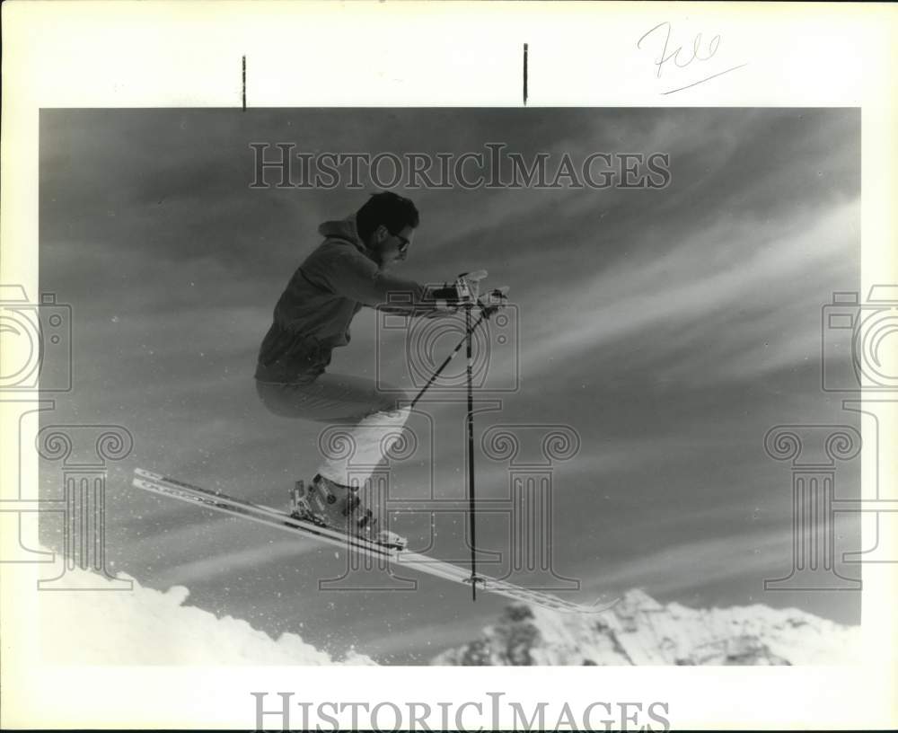 1987 Press Photo Skier up in the air on mountain slopes- Historic Images