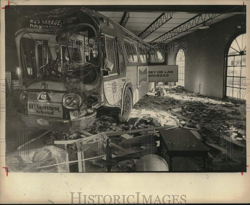 1977 Press Photo City Transit Bus traffic accident wreckage - saa70488- Historic Images