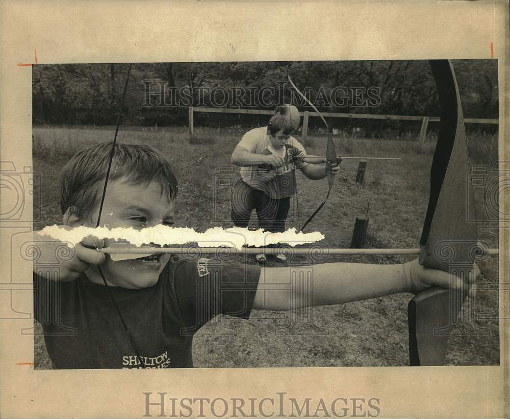 1982 Press Photo Camp Flaming Arrow Director Bill Martin & children shoot bows- Historic Images