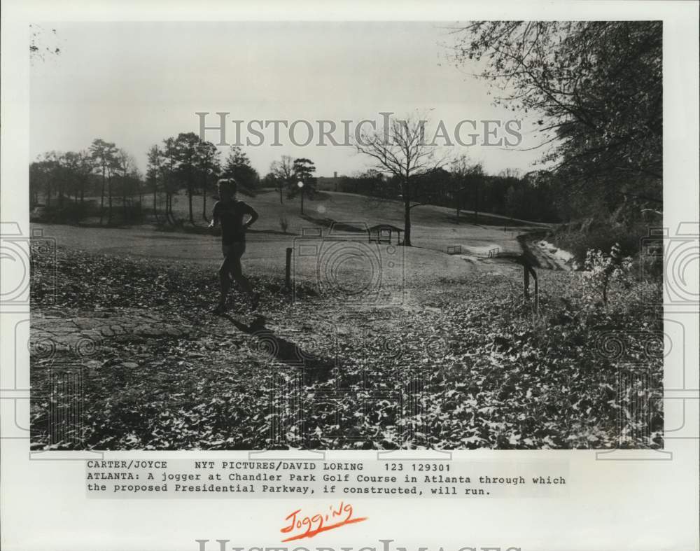 Press Photo Man jogging at Chandler Park Golf Course, Atlanta- Historic Images