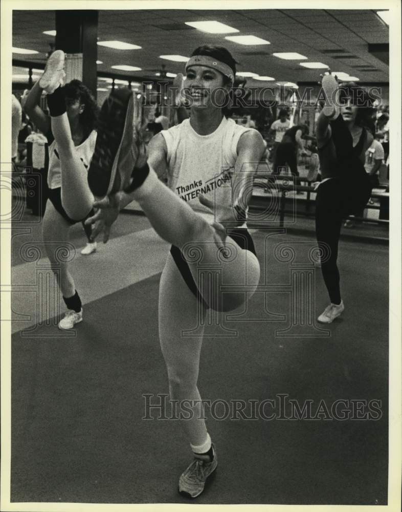 1985 Press Photo Peggy Kawamura exercising at International Fitness Center.\, TX- Historic Images