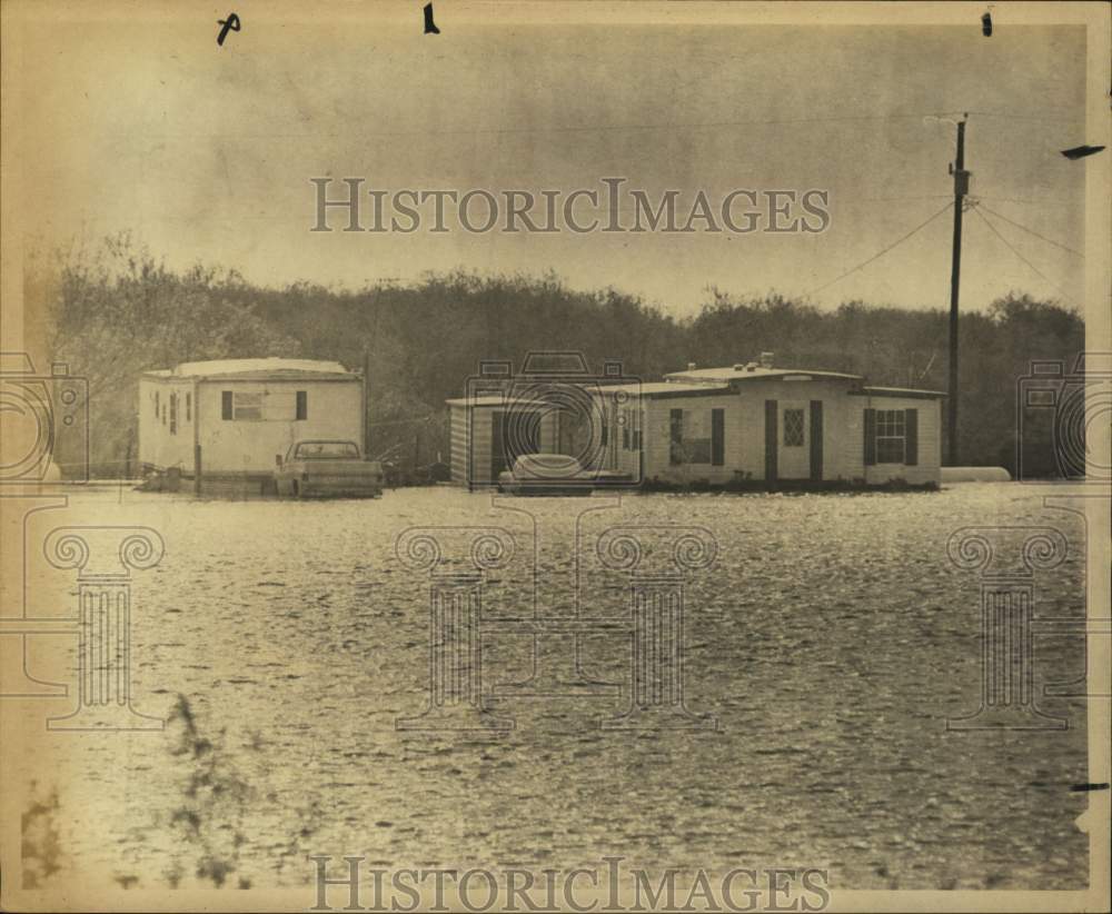 1980 Press Photo Homes surrounded by water after Hurricane Allen, Texas- Historic Images