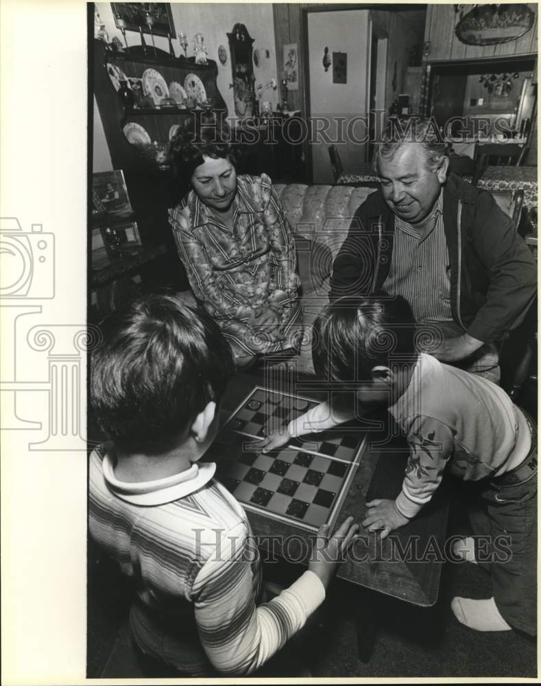 1985 Press Photo Paula &amp; Robert Martinez Play Checkers With Their Two Grandsons- Historic Images