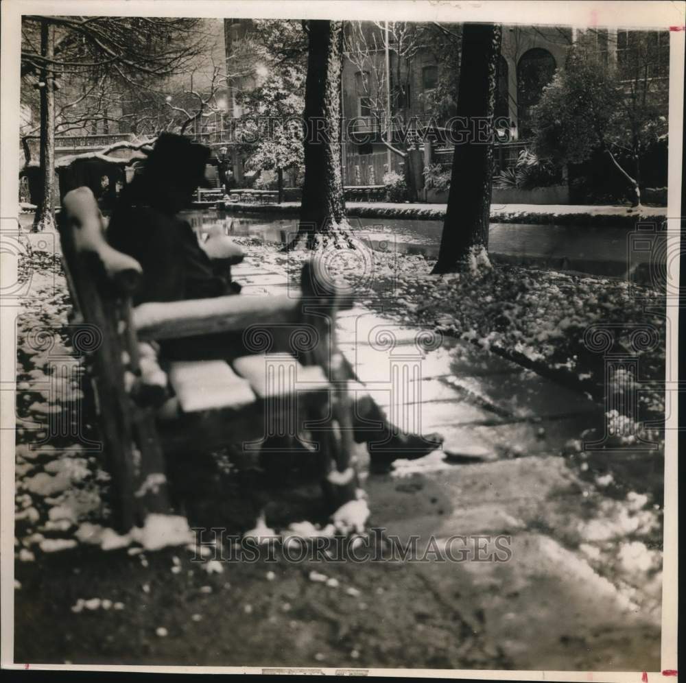 1966 Press Photo Gentleman sitting on snow covered park bench, San Antonio, TX- Historic Images