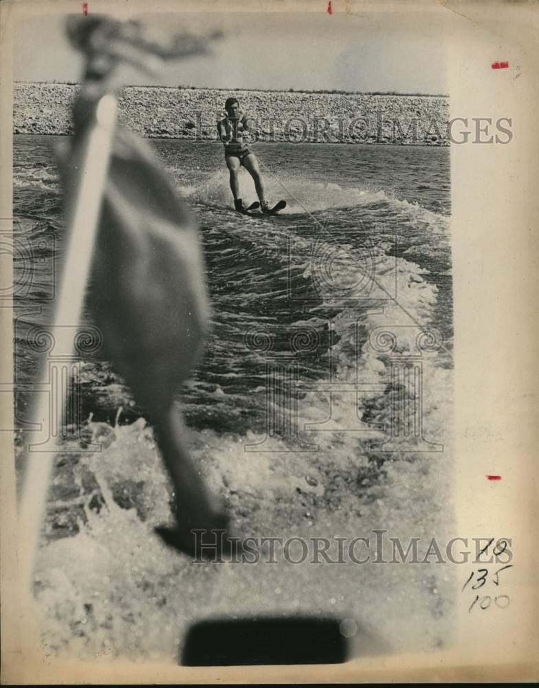 1974 Press Photo Joe Mair of Texas cooling off on water skis- Historic Images